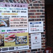 ランチメニューだと、十貫の寿司、小鉢、お椀で１０００円で食べられお得です。