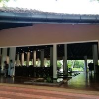 右側に進むとロビー、左側に進むとレストラン