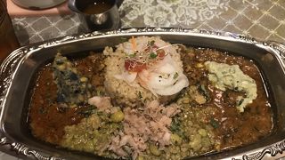 スパイシーなカレーを鉄道を感じる店内で