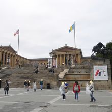 美術館に向かう階段の右側に像があります