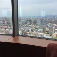 ホテルの窓から大阪の街並みを見渡しています。