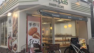 イートインスペース併設のベーカリーショップ