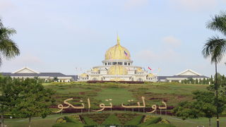 豪華な建物なのですが・・・