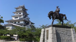 藤堂高虎ゆかりの濠の広い城