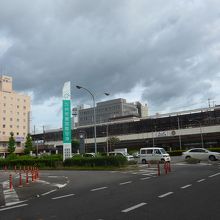 朝の佐賀駅前風景　左にビジネスホテル