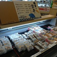 持ち帰りコーナー　鯖寿司お勧めです