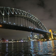 海から見上げるハーバーブリッジ