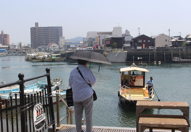 ５分ほどの無料の渡し船です