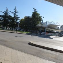 バスターミナルのバス乗り場風景