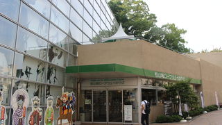 ロープウエイとリフトが並んでいます