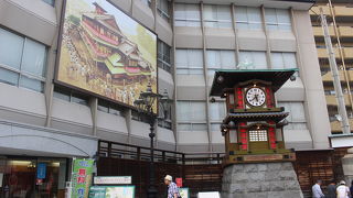 道後温泉駅前にある道後温泉のシンボル