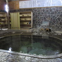白猿の湯は深さ125㎝、自噴式温泉では日本一の深さとか