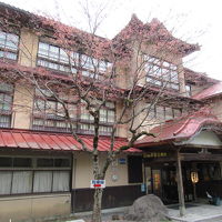 昭和16年建築　総欅造の木造3階建ての2階の渓流側に宿泊