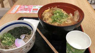 フードコートでは混雑していません