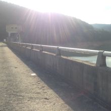 ダムの上からの写真