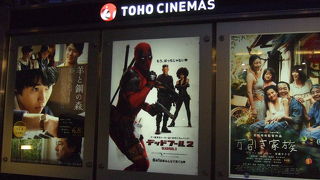 映画祭の時はレッドカーペットが敷かれます