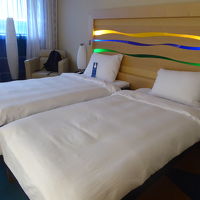 ゆったりした清潔なベッドルームです