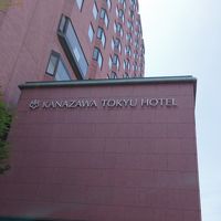 シックな雰囲気の外観。