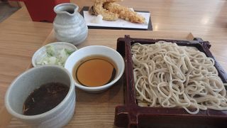 ここで天ざるそば（１６５０円）を食べました。
