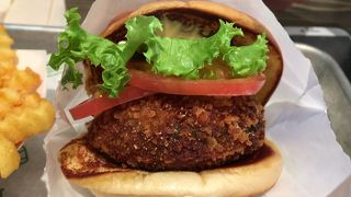 席的にはこじんまりとした「シェイク シャック 東京ドーム店 （SHAKE SHACK）」