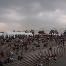 広場前の階段でもラーメン食べている人多数