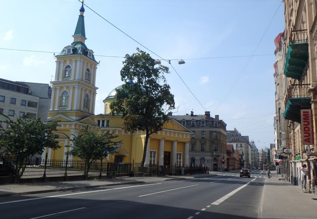 新市街地にある黄土色の外壁の教会