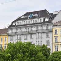 エントランスはこの反対側です。