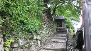 温泉街の入口付近のお寺