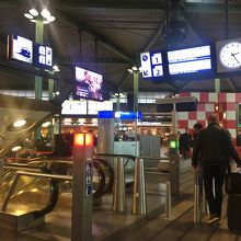 ここを下りるとスキポール空港駅