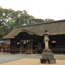 横長で流麗な拝殿