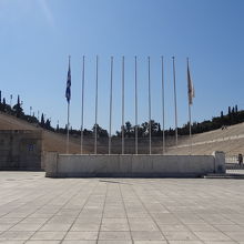 道路側から見た競技場