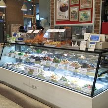 たくさんの種類のサラダがあります。