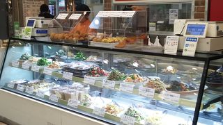 お惣菜がたくさん揃います