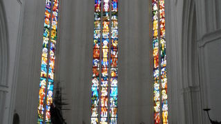 歴史を感じさせる重厚な教会