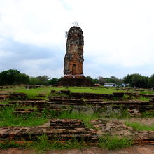 後ろに広がる遺跡