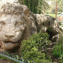 公園にはアトラスライオンの石像がある