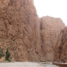 両側に岩肌が現れ迫力がある