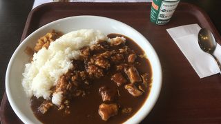 急いでいるときのカレーライスと思って頼んだが、意外と時間がかかって焦った。