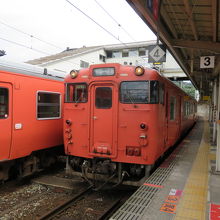 赤い列車のすれ違い