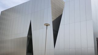 モダンな建物。