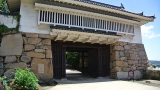 あかずのもん。