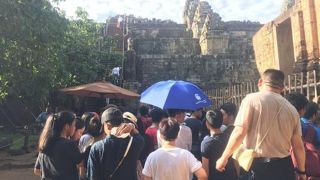 【プノン バケン(Phnom Bakheng)】朝・夕陽の名所。塔に昇る人数には制限があります。誰かが降りて来て制限数以下になるまで昇れません。