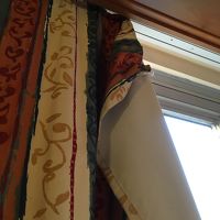 これくらいはきちっと修理しておいてほしいカーテンレール
