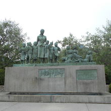 周囲は緑地公園になっています。