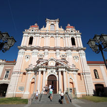 市庁舎広場でひときわ目立つ教会です