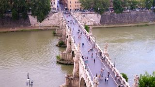 城壁からサンタンジェロ橋を見ると！
