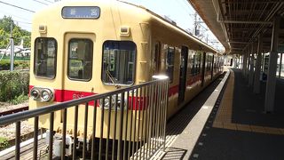 丸目二灯の、レトロな可愛い電車