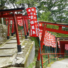 山頂まで鳥居が続く