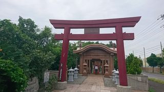 小さな神社ですが、参拝する人が結構いました。
