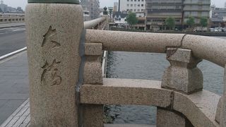 ライトアップされる幻想的な橋